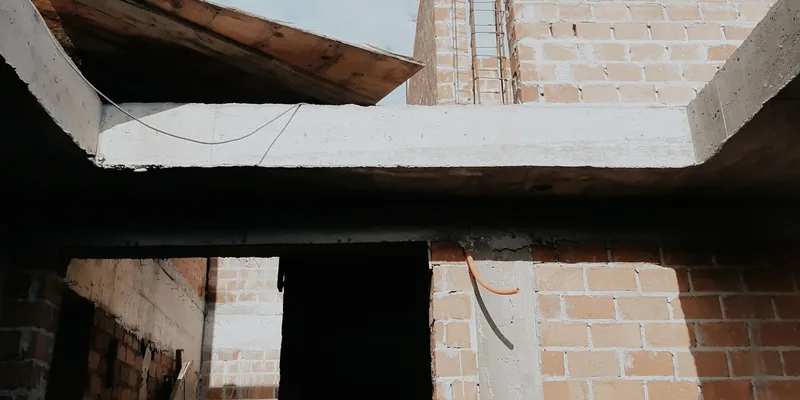Бетонска конструкција и ѕидови од тули во градба